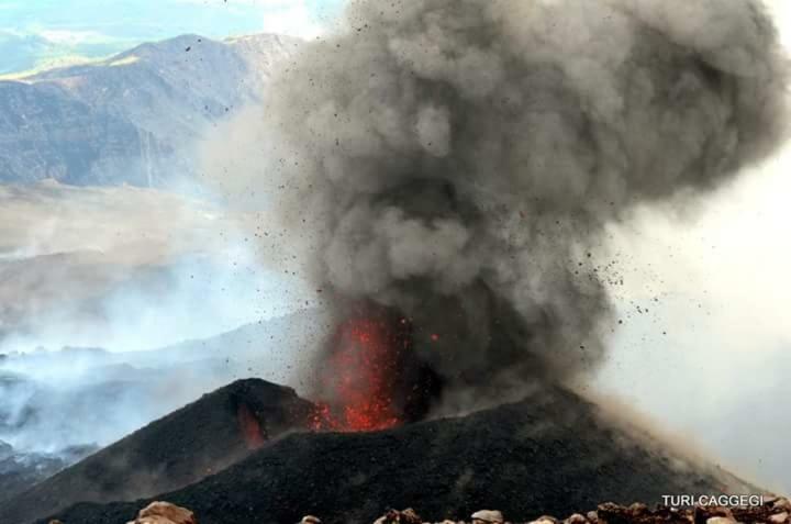 Guest House Le Ginestre Dell'Etna เบลปาสโซ ภายนอก รูปภาพ